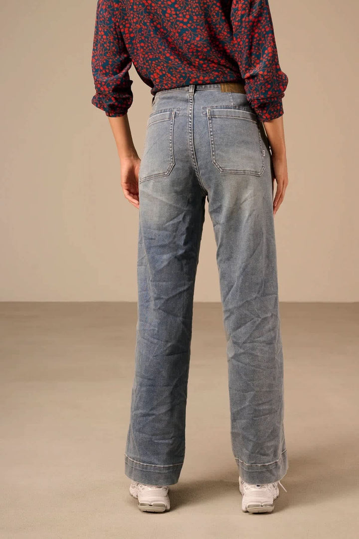 Jean droit bleu à taille haute et poches plaquées vue de face pour femme Nile