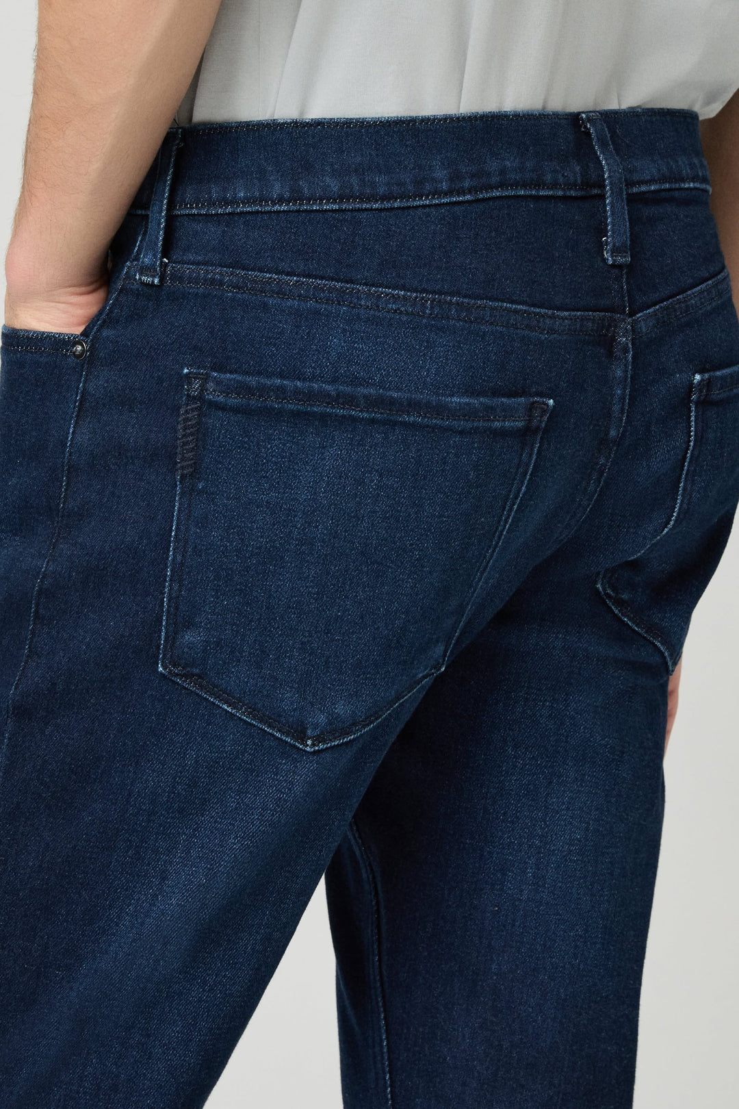 Vue de côté jean droit essentiel Paige pour homme noir - Valérie Simon