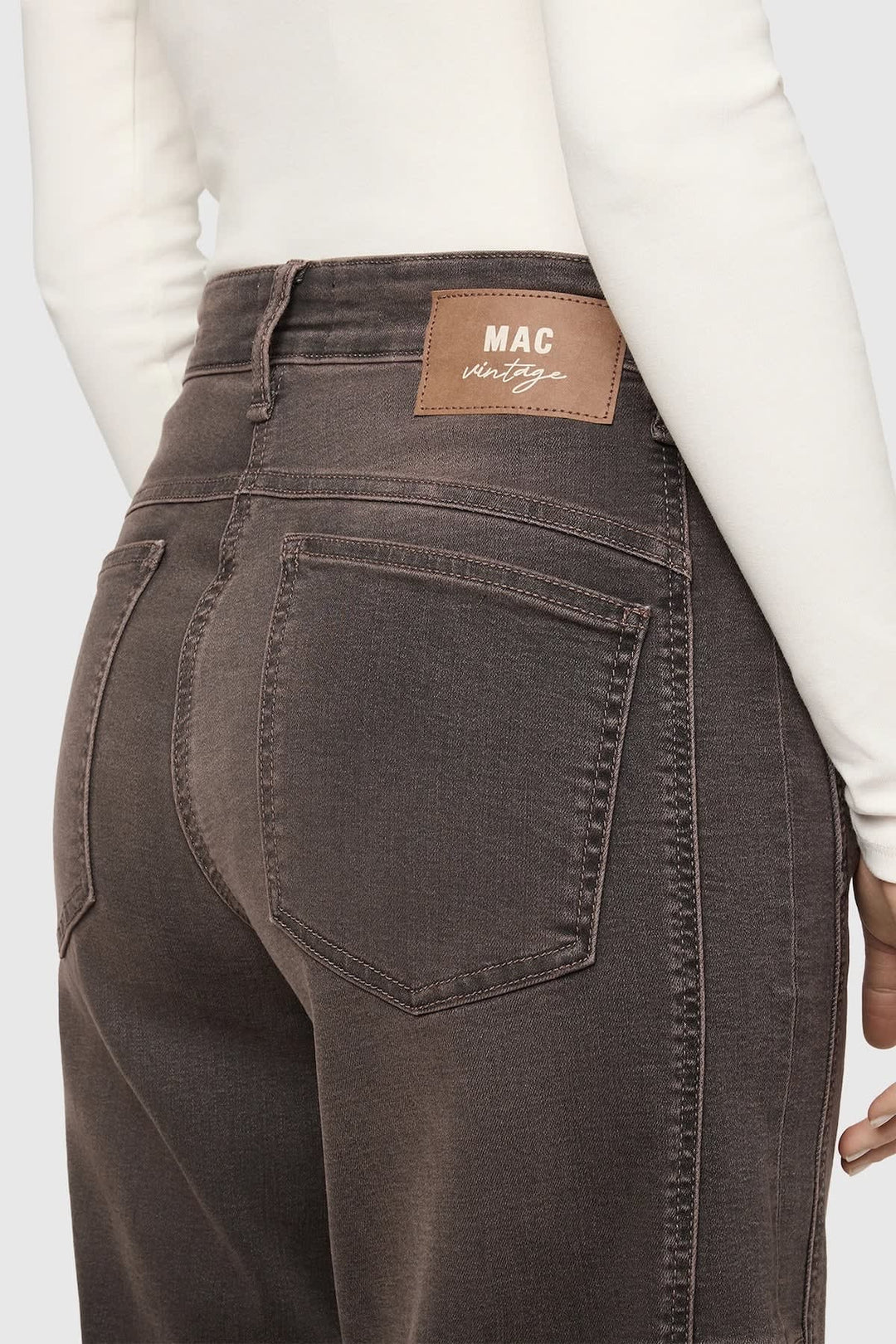 Jean Ohio bleu à jambe large style utilitaire vue de face pour femme Mac Jeans