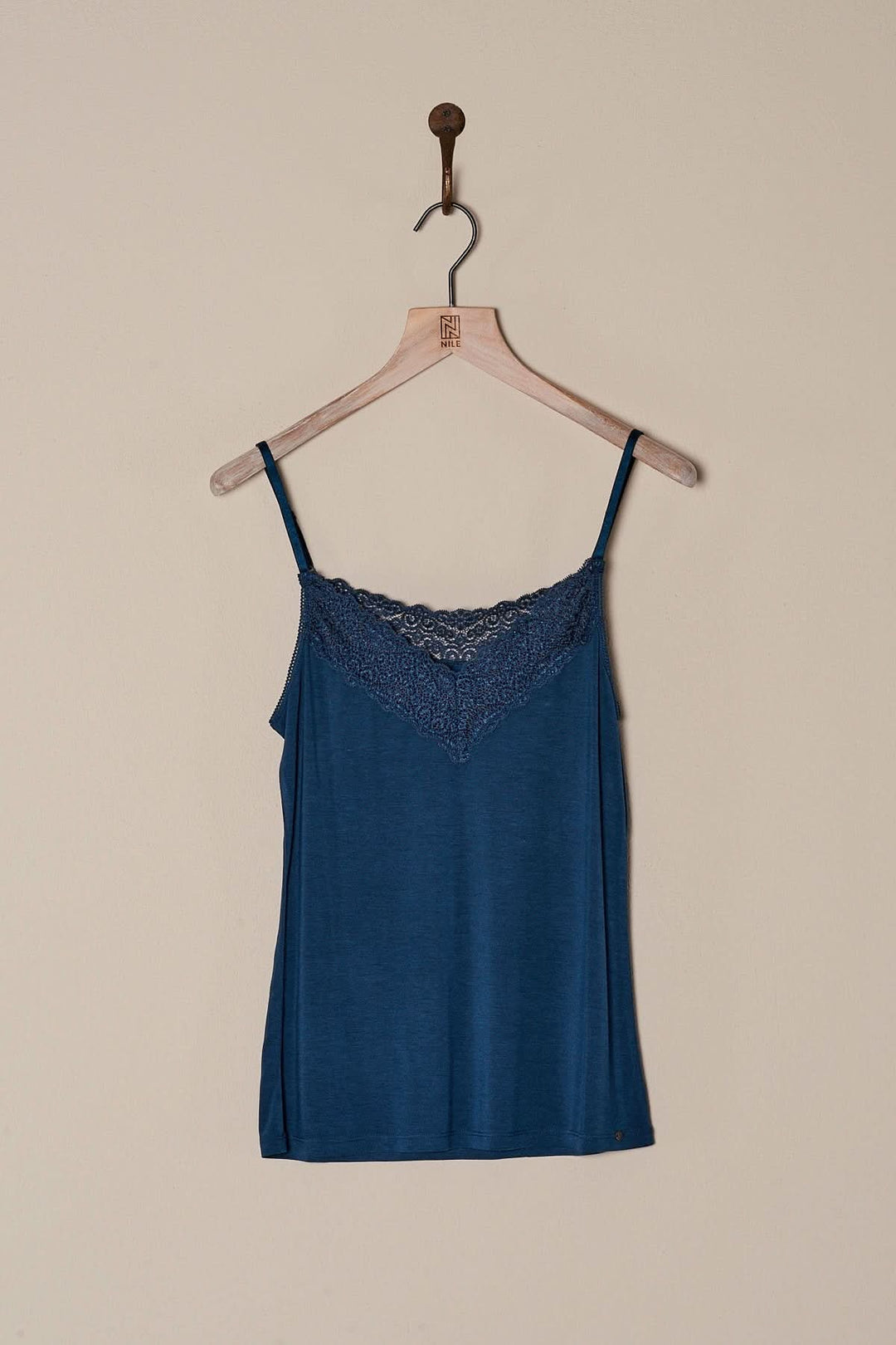 Camisole bleue à fines bretelles avec encolure en dentelle, idéale pour un look élégant et confortable.