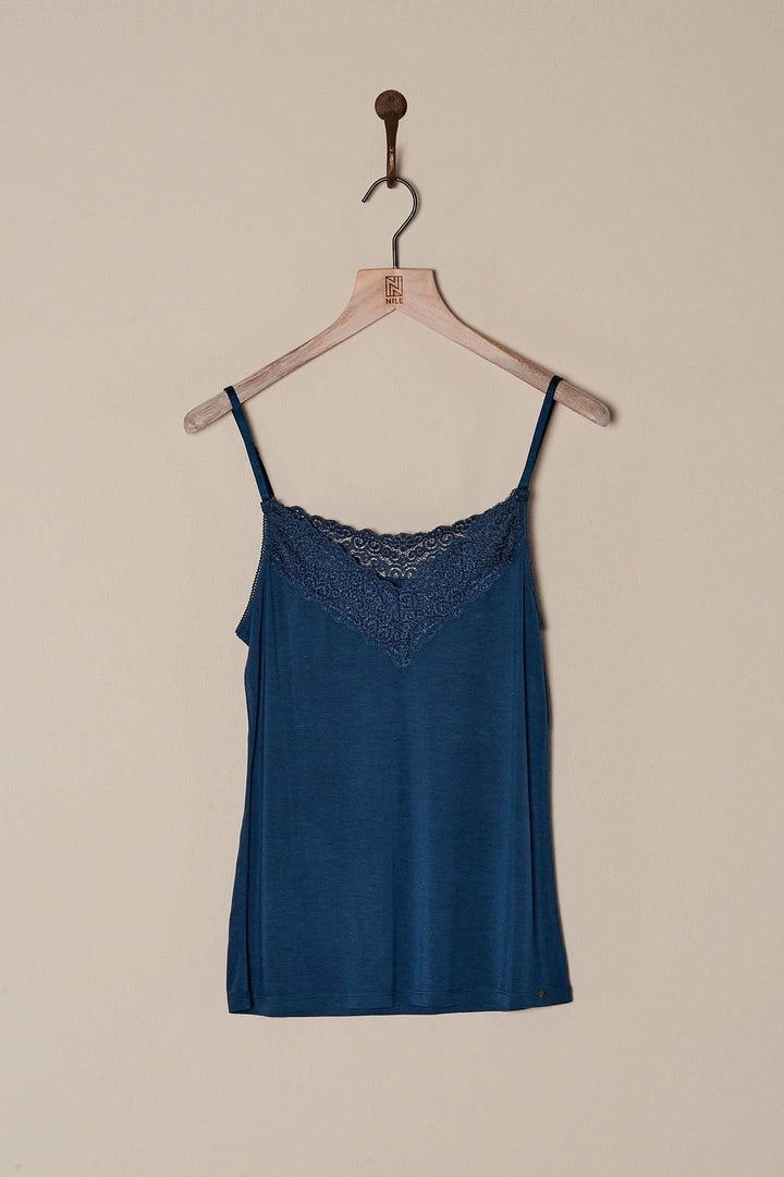 Camisole bleue à fines bretelles avec encolure en dentelle, idéale pour un look élégant et confortable.