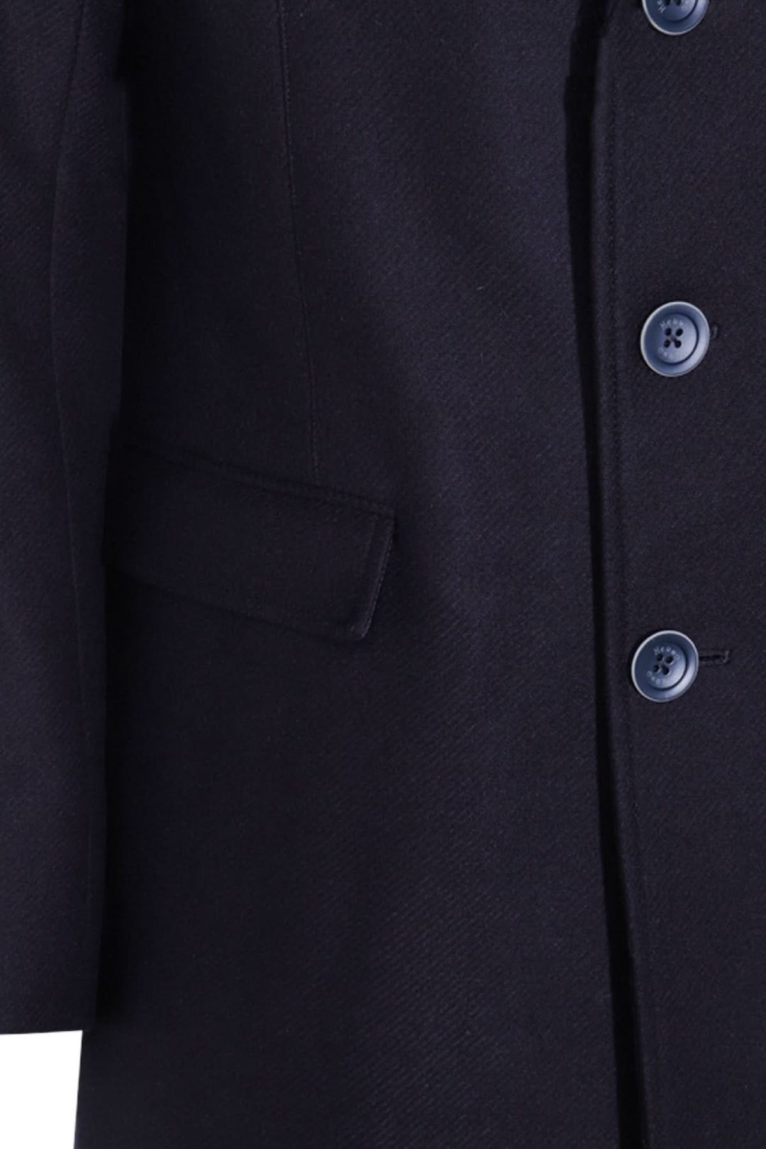 Manteau classique en laine avec col à revers et boutons bleus, parfait pour l'élégance urbaine en hiver.