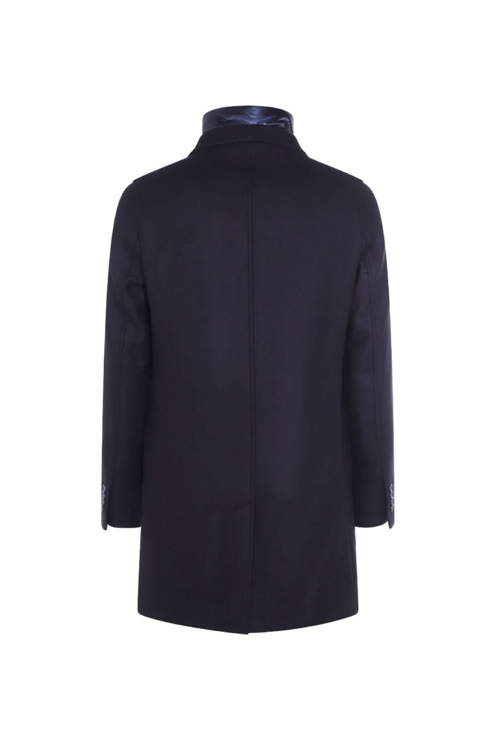 Manteau coupe classique noir, vue arrière, col à revers et design élégant, tablette matelassée amovible.