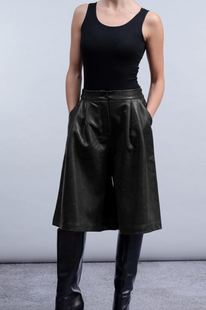 Vue de côté jupe-culotte similicuir noir Haako pour femme avec plis - Valérie Simon