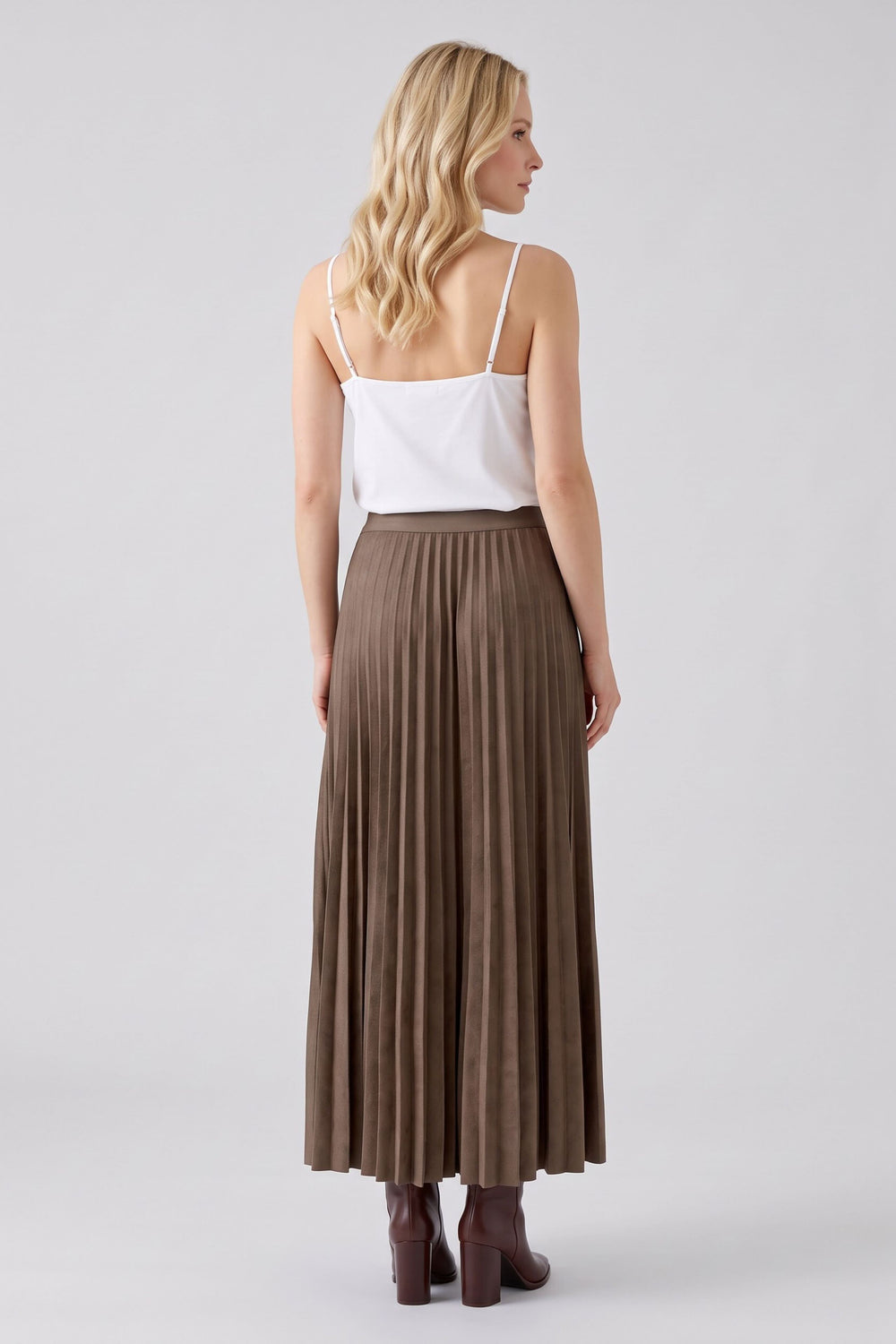 Women's high-waisted pleated maxi skirt Size front view Oui