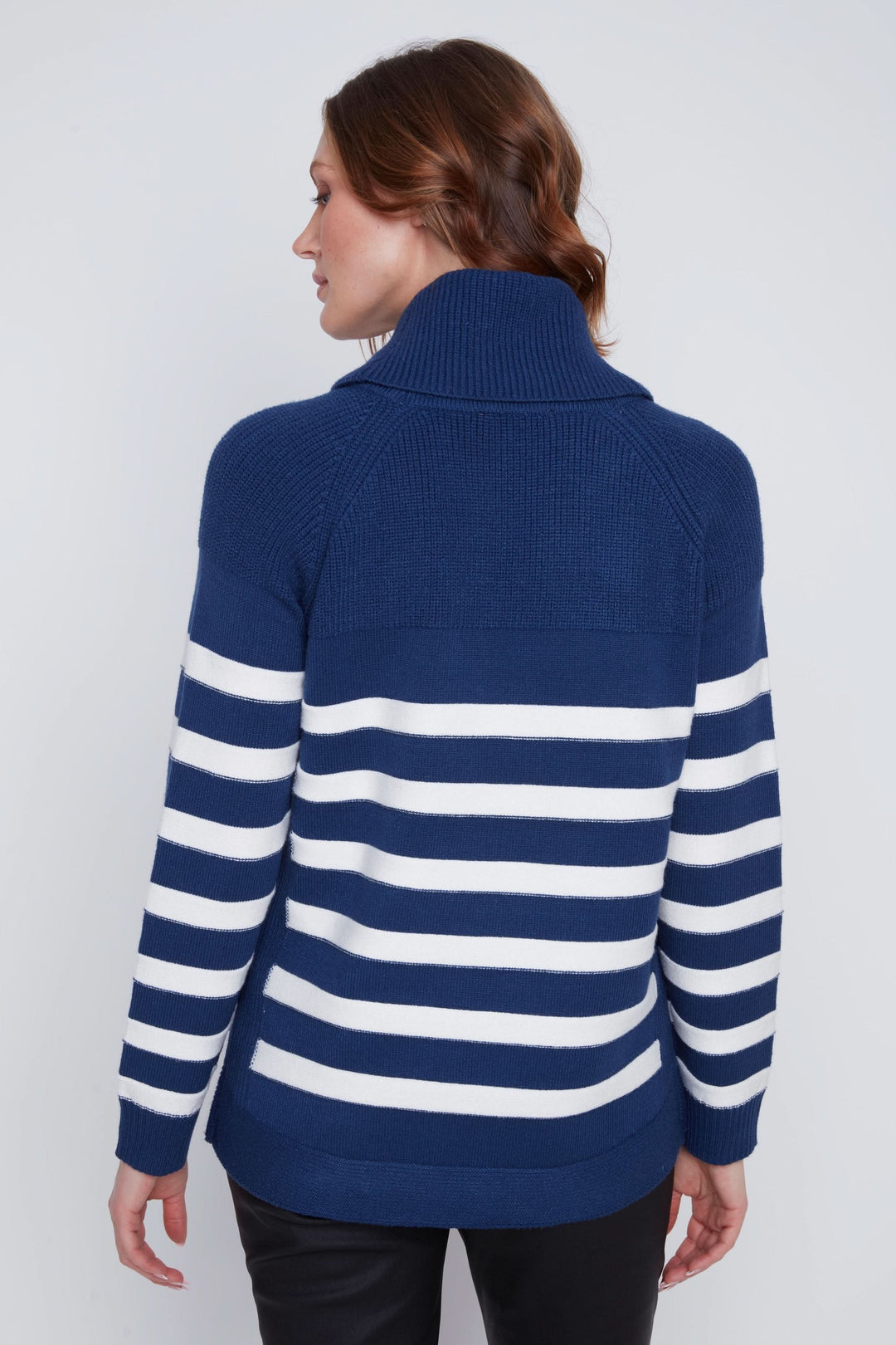 Chandail rayé à manches longues, col bénitier ajustable, vue arrière, style marin décontracté.