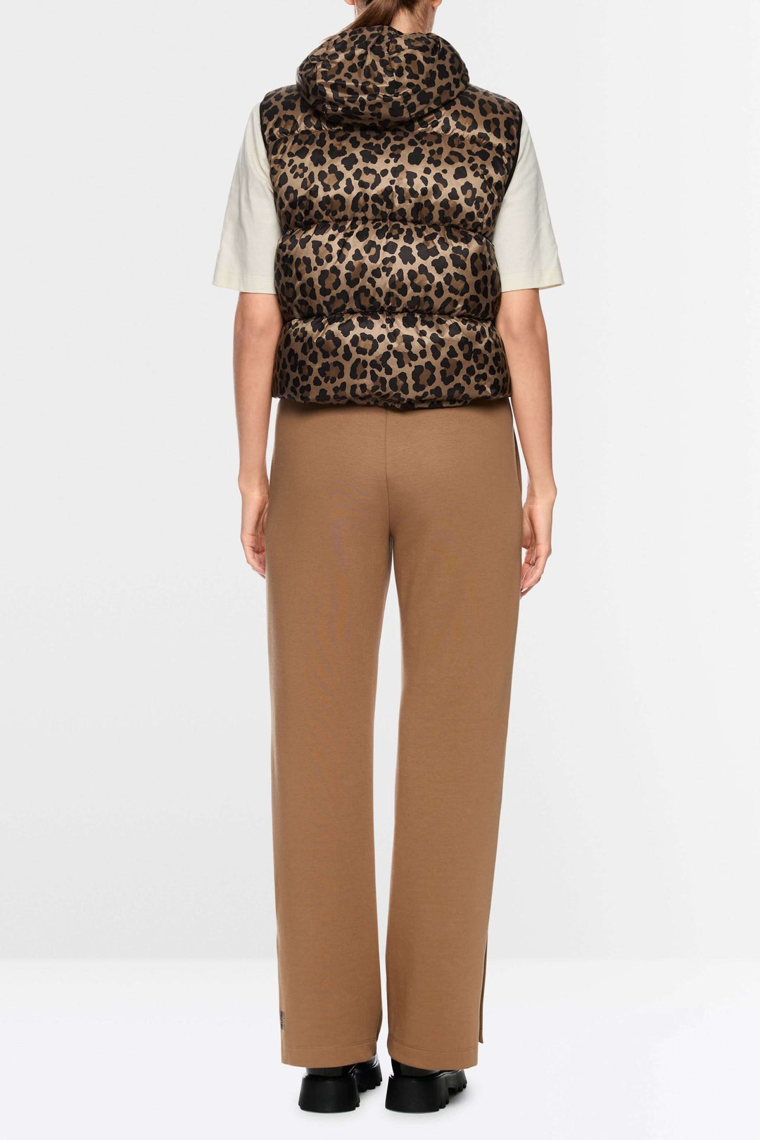 Pantalon décontracté à bandes contrastantes avec coupe droite, idéal pour un style casual chic, montré sous une veste matelassée.