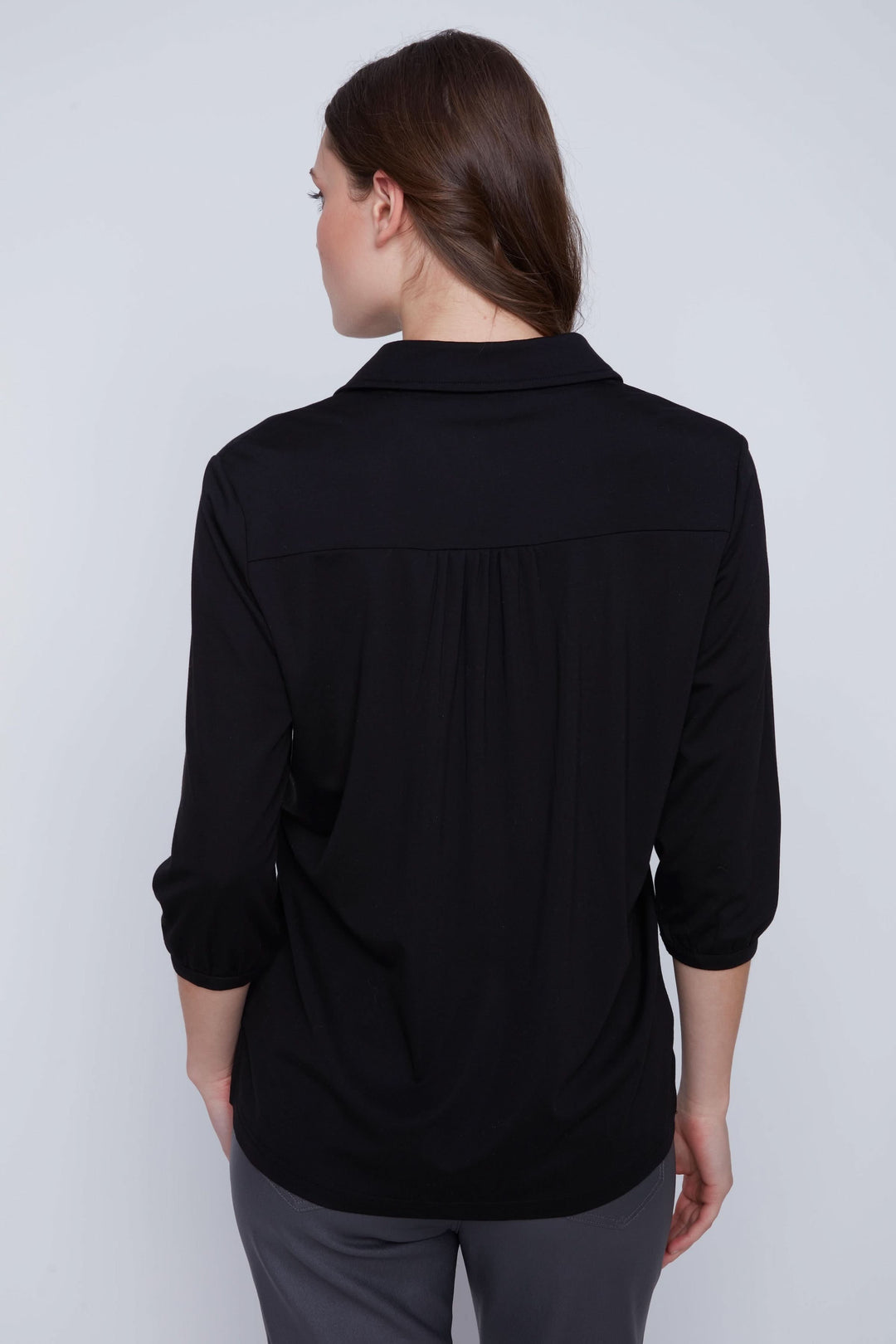 Vue arrière d'une blouse noire à manches 3/4 avec encolure classique et coupe confortable.