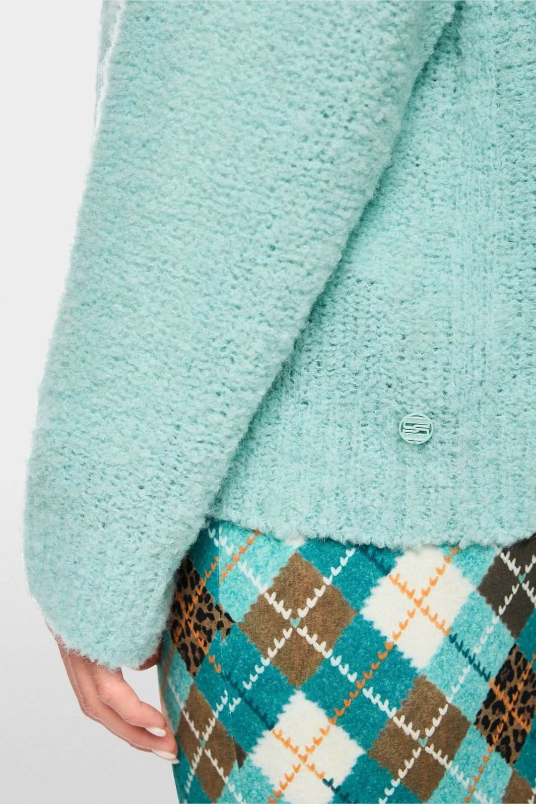 Chandail tricoté en maille douce, col en V, coupe confortable et élégante, avec finition côtelée, pour un look cosy et moderne.