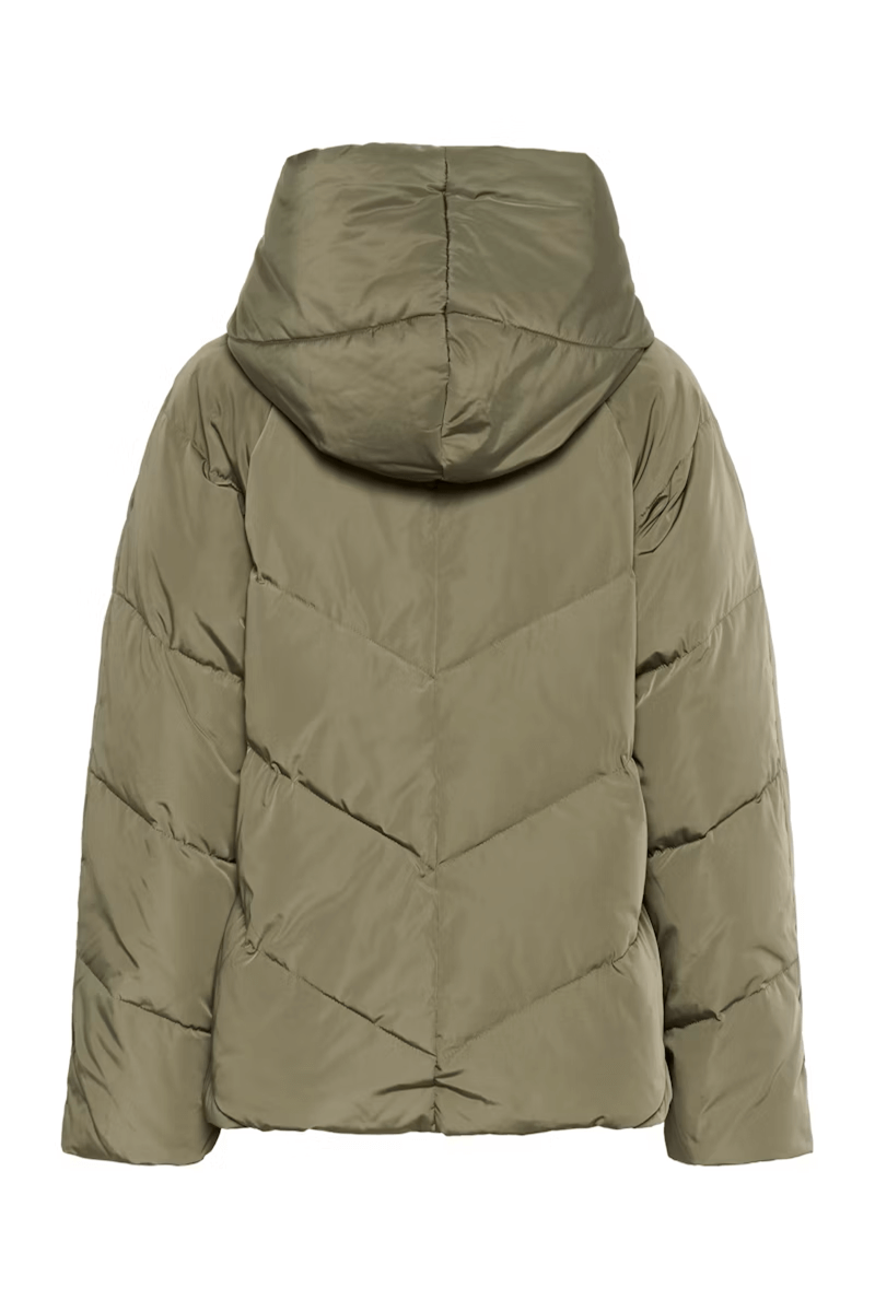 Manteau Yaz matelassé avec col capuche, idéal pour le froid, en couleur olive. Élégant avec matelassage en losanges larges.