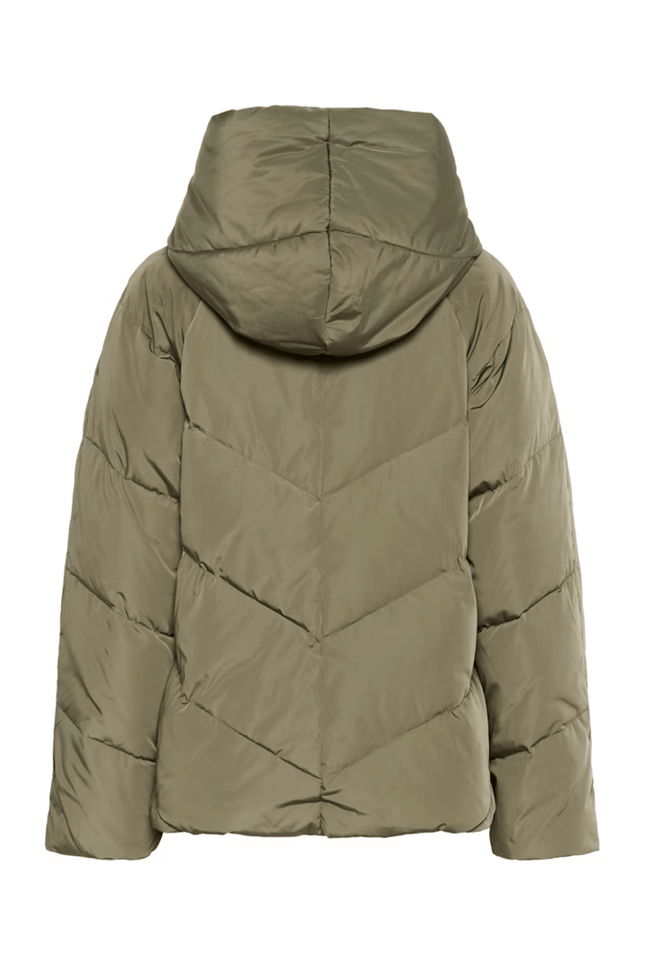 Manteau Yaz matelassé avec col capuche, idéal pour le froid, en couleur olive. Élégant avec matelassage en losanges larges.