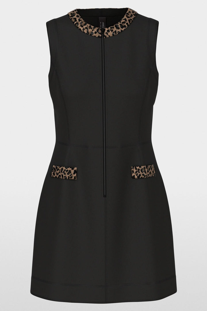 Robe sans manches chic avec détails léopard, coupe évasée et élégante. Parfaite pour un look moderne et raffiné.