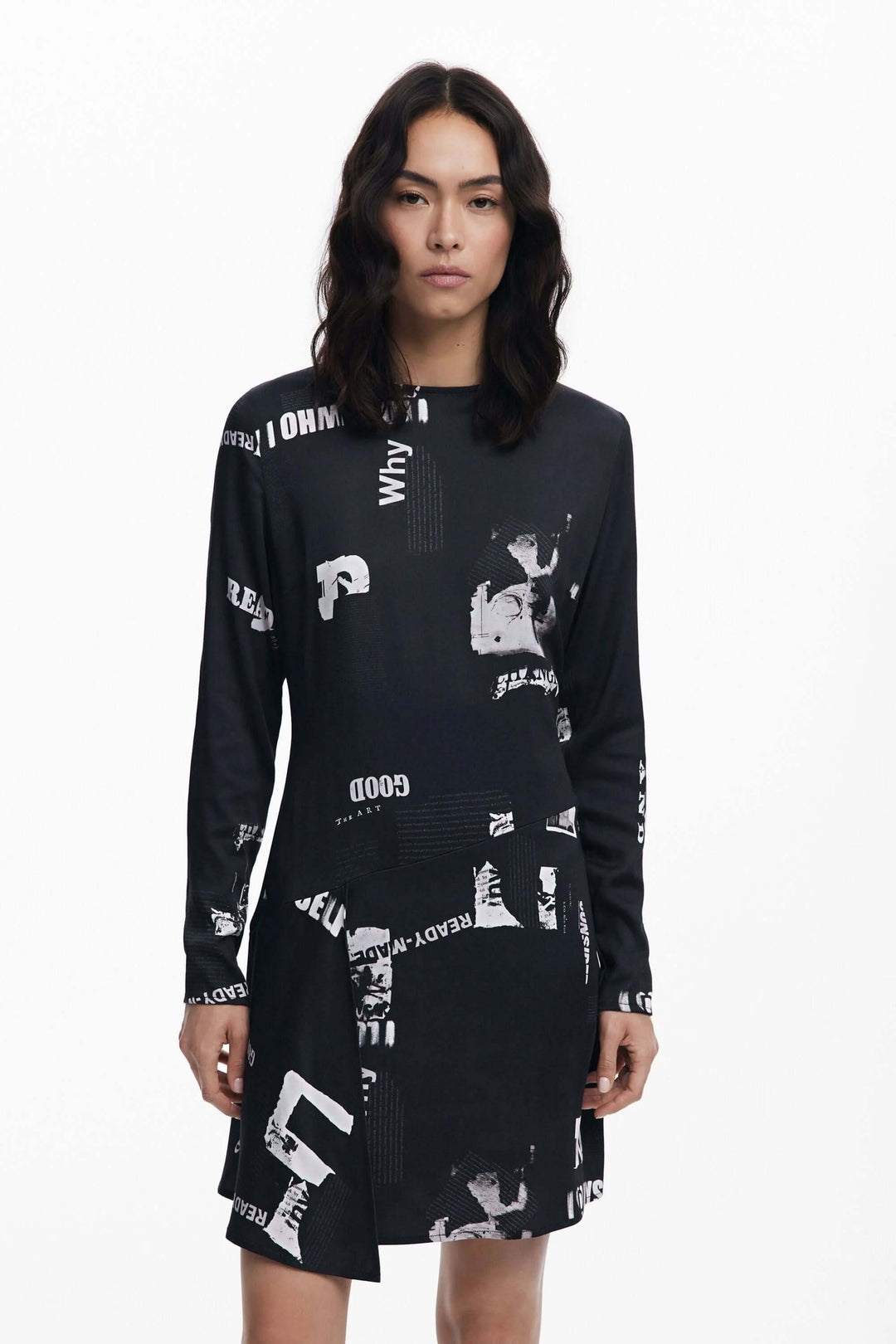 Robe manches longues avec imprimé typographique noir et blanc, style moderne et urbain.