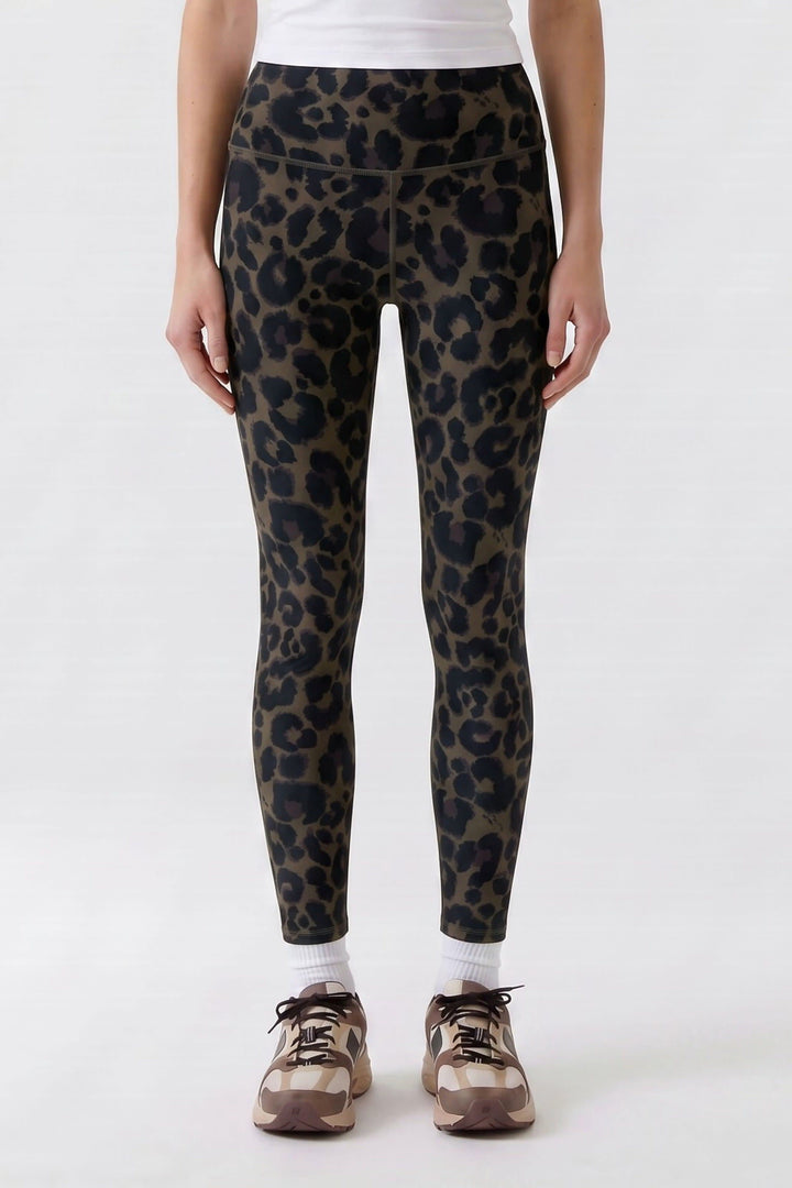 Vue de côté legging léopard taille haute Oui beige et noir porté par Valérie Simon