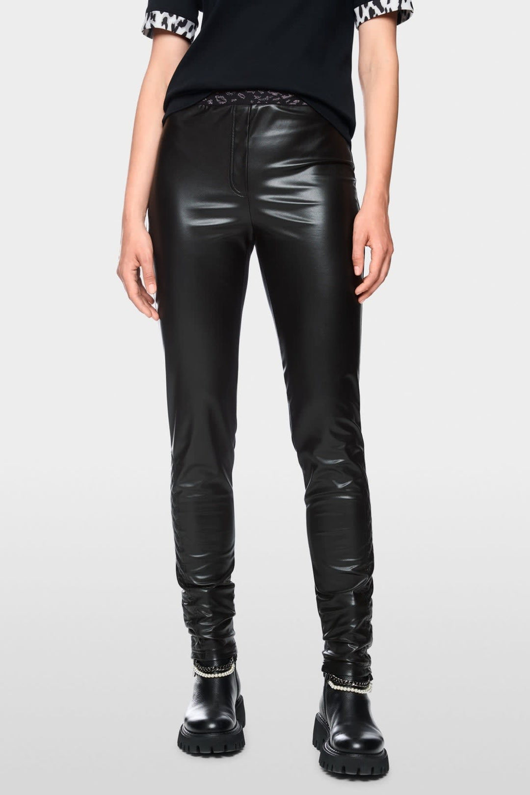 Leggings en simili cuir noirs vue de face pour femme Marc Cain