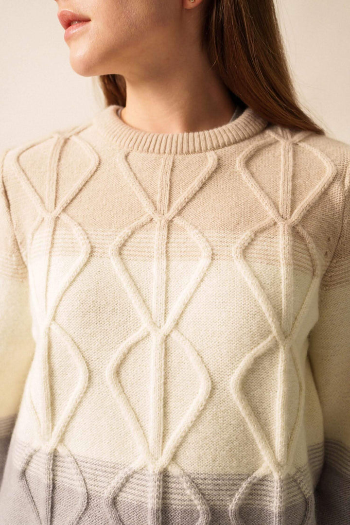 Pull en mohair structuré avec motif en relief, col rond, et dégradé de couleurs chaudes, parfait pour le quotidien.