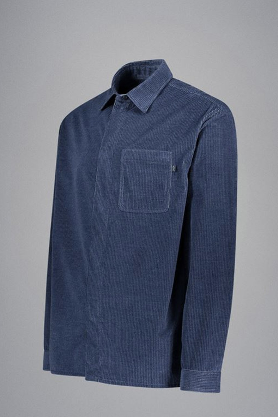 Chemise en velours côtelé de cachemire bleu avec col classique et poche poitrine.