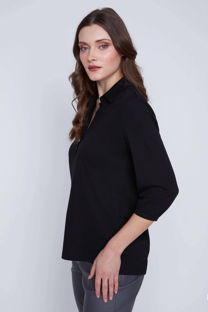 Blouse noire à manches 3/4 avec encolure en V et patte de boutonnage, coupe droite élégante.