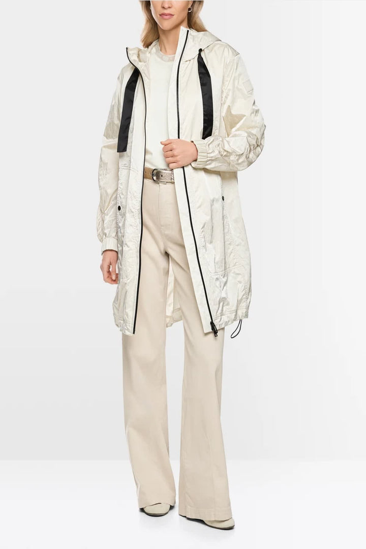 Vue de face manteau à capuchon Marc Cain pour femme rouge avec détails zippés - Valérie Simon