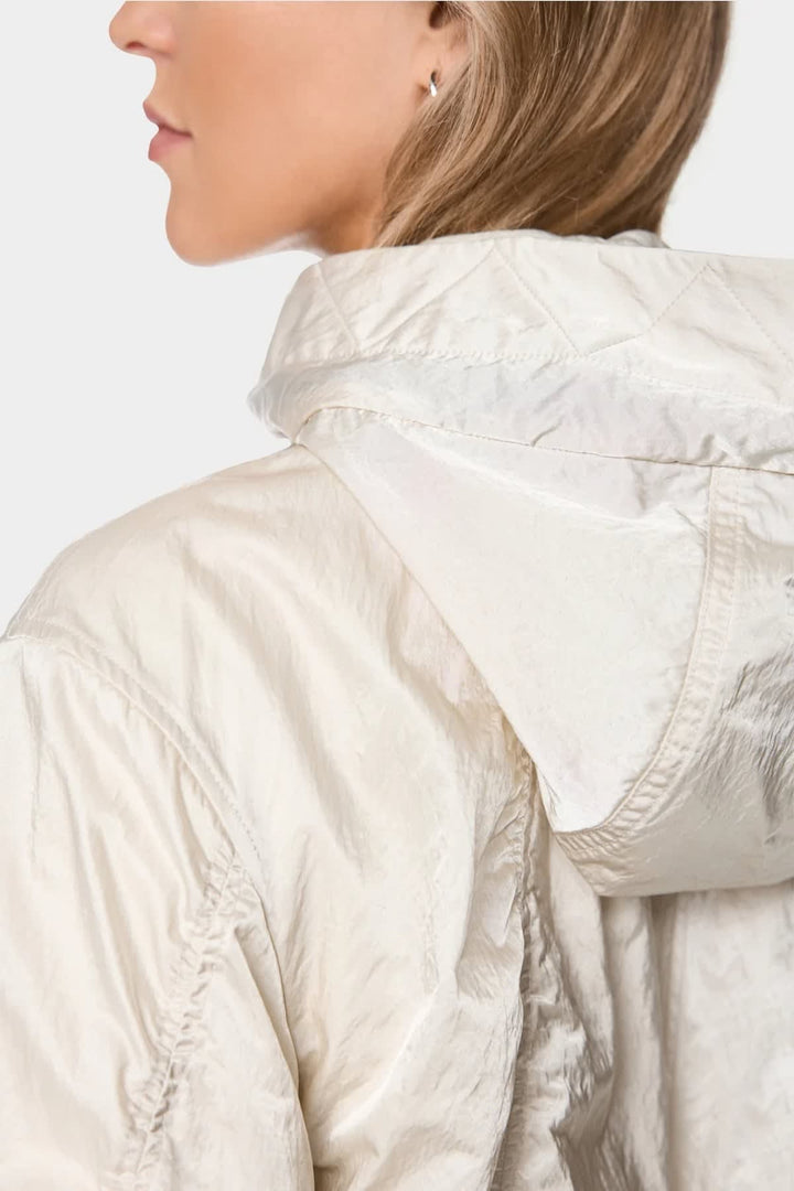 Vue latérale manteau coupe-vent à capuchon Marc Cain pour femme beige avec poches - Valérie Simon