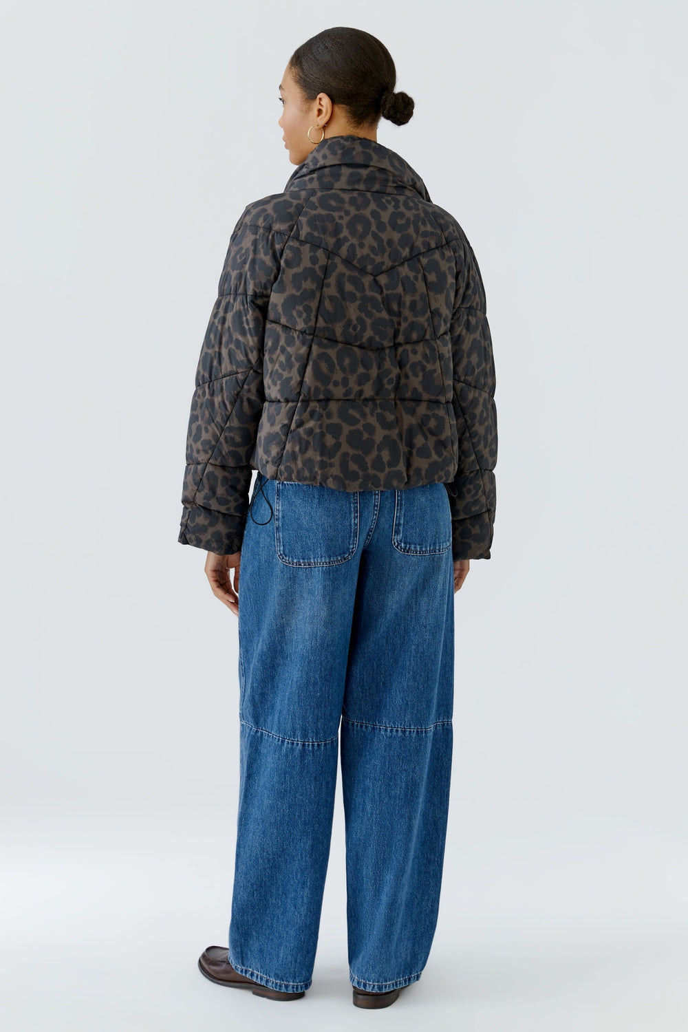 Manteau court matelassé imprimé léopard vue de face pour femme Oui