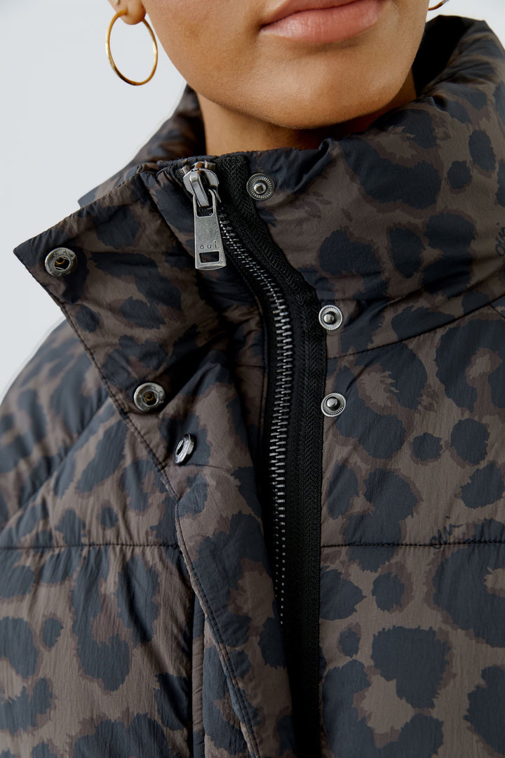 Manteau court matelassé à imprimé léopard vue de face pour femme Oui