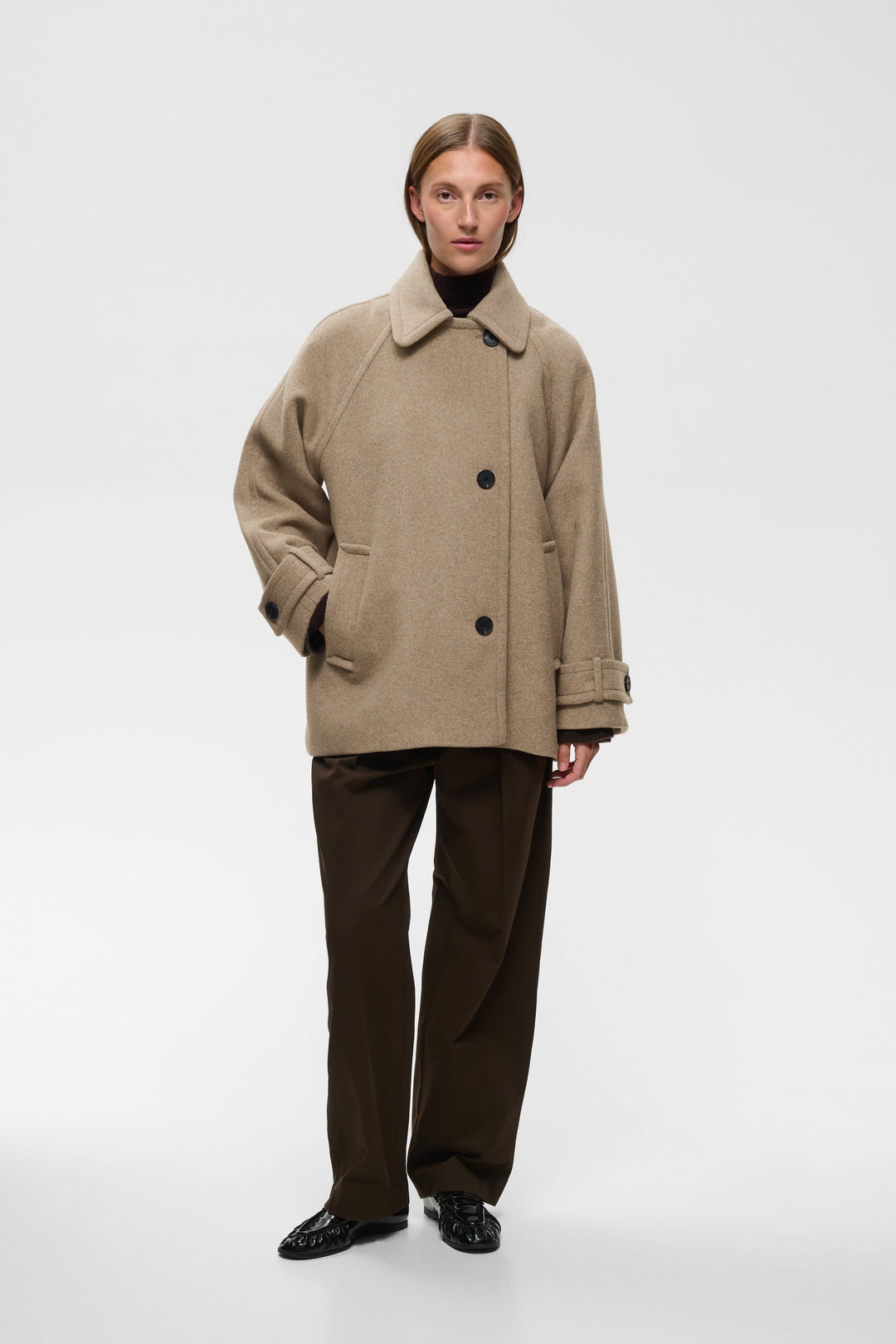 Manteau court Thora Minona ample à col classique vue de face pour femme Inwear