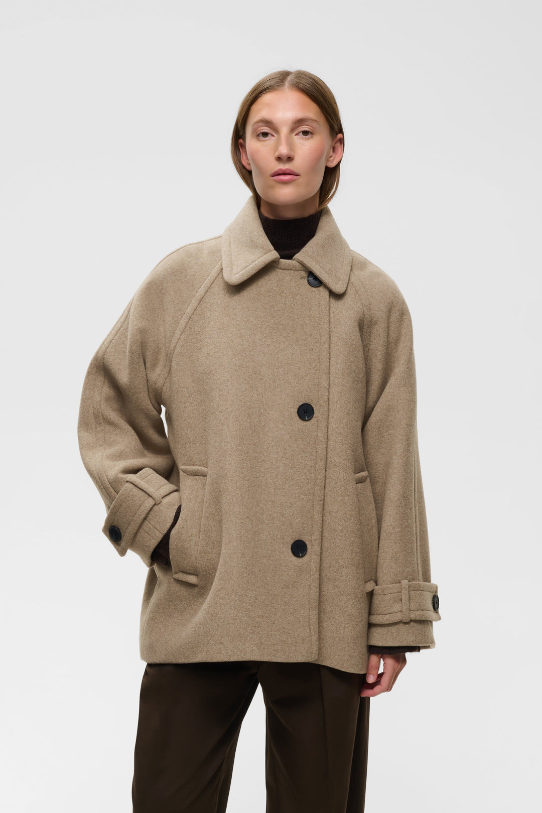 Manteau court Thora Minona ample à col classique vue de face pour femme Inwear