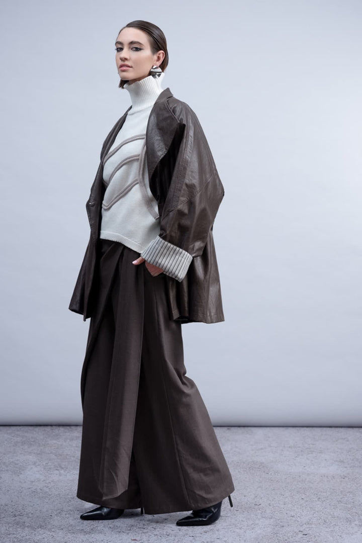 Vue de face manteau en similicuir Haako pour femme marron avec ceinture et boutons dorés - Valérie Simon