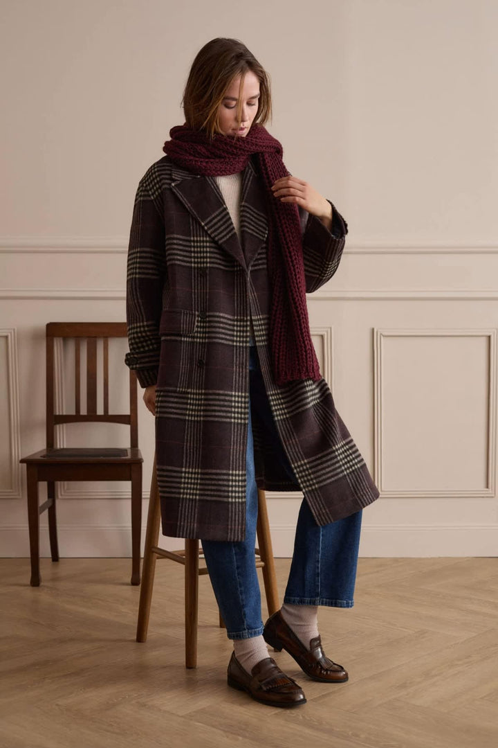 Manteau long à carreaux vue de face pour femme Oui