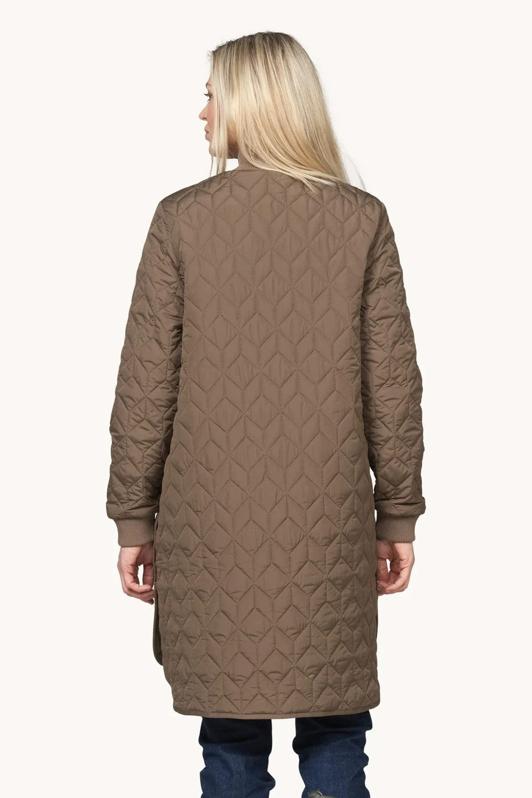 Manteau long matelassé noir vue de face pour femme Ilse Jacobsen
