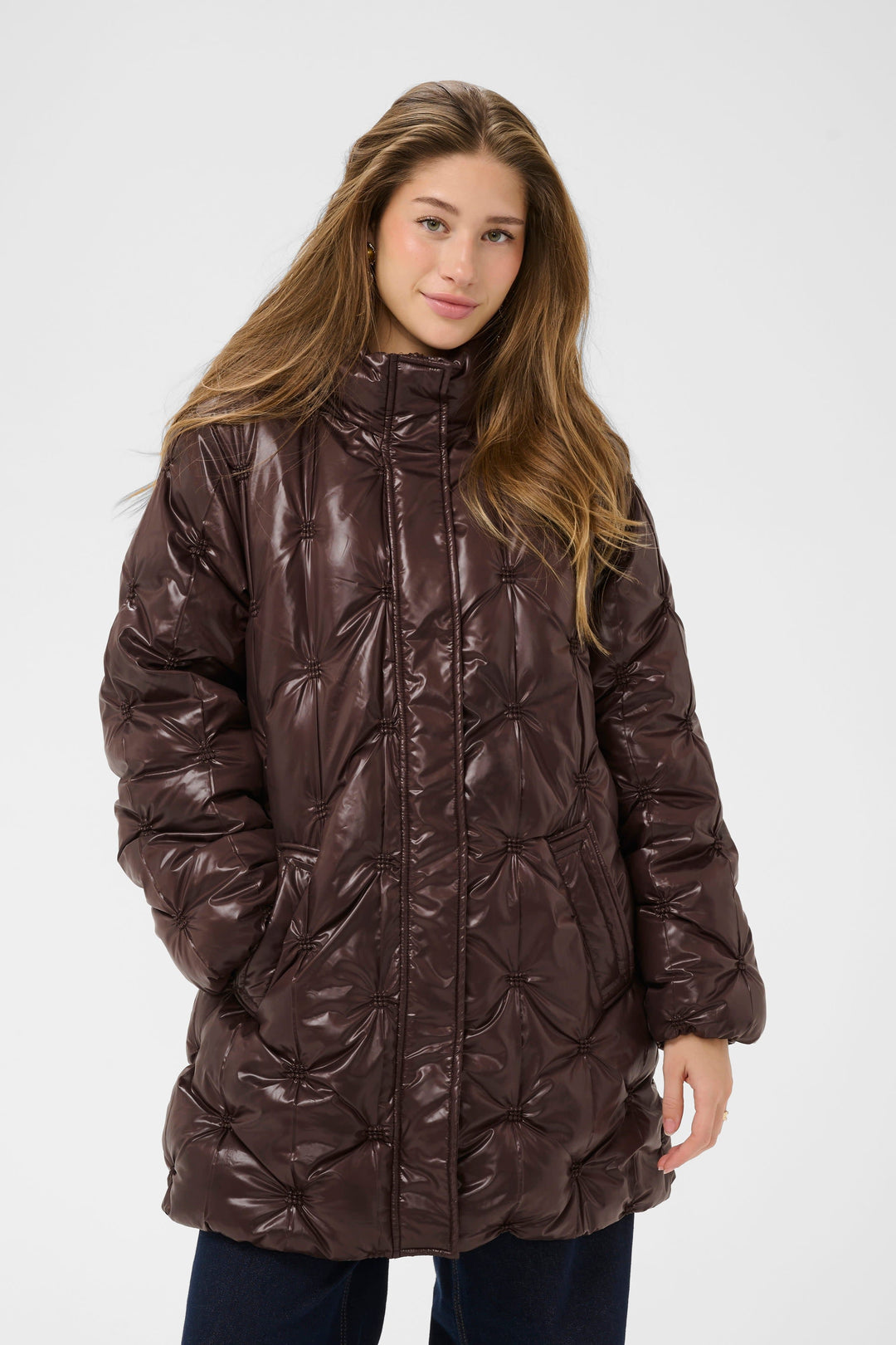 Manteau long matelassé à col montant vue de face pour femme Cream