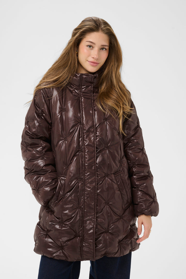 Manteau long matelassé à col montant vue de face pour femme Cream