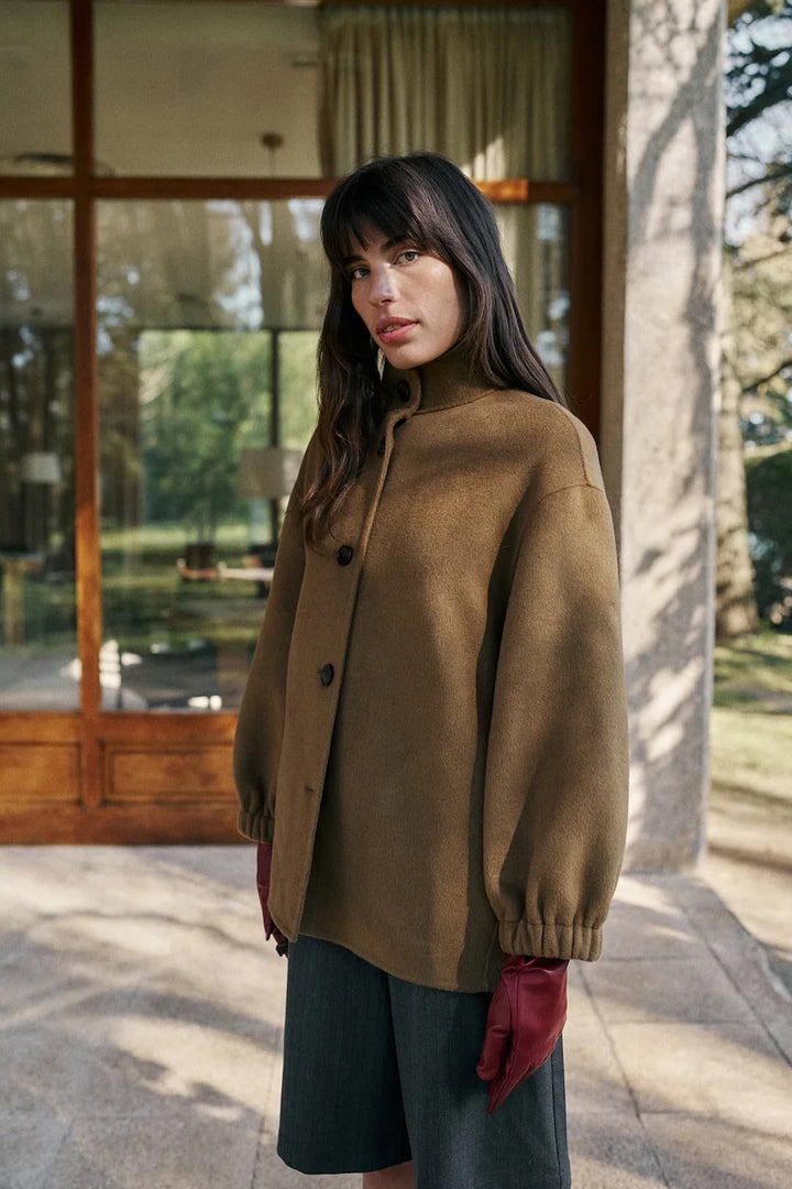 Manteau mi-long à col montant et manches bouffantes vue de face pour femme Indi &amp; cold
