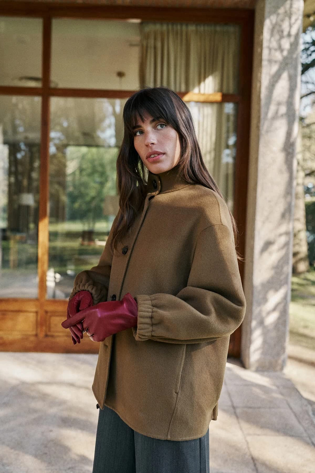 Manteau mi-long à col montant et manches bouffantes vue de face pour femme Indi &amp; cold