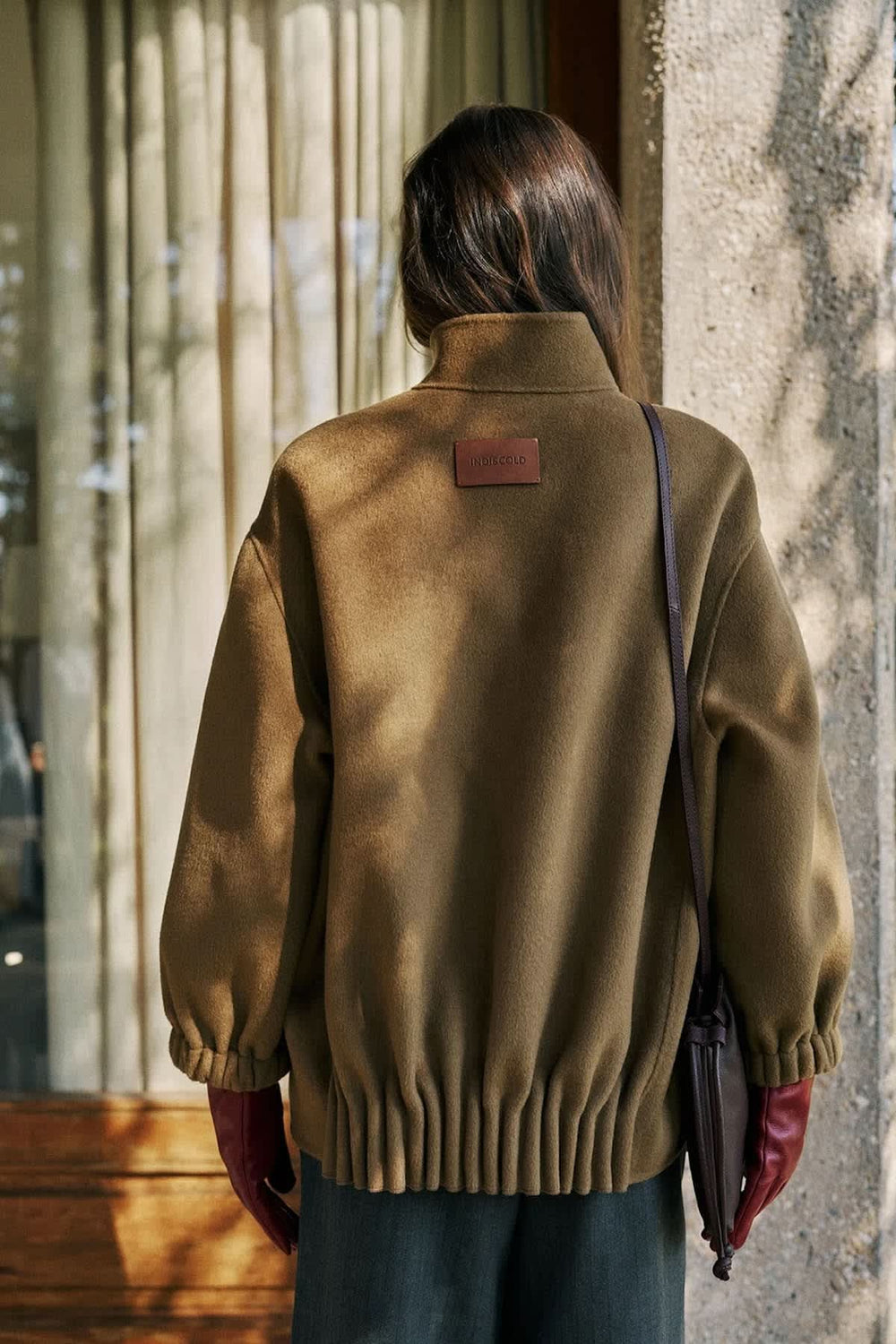 Manteau mi-long à col montant et manches bouffantes vue de face pour femme Indi & cold