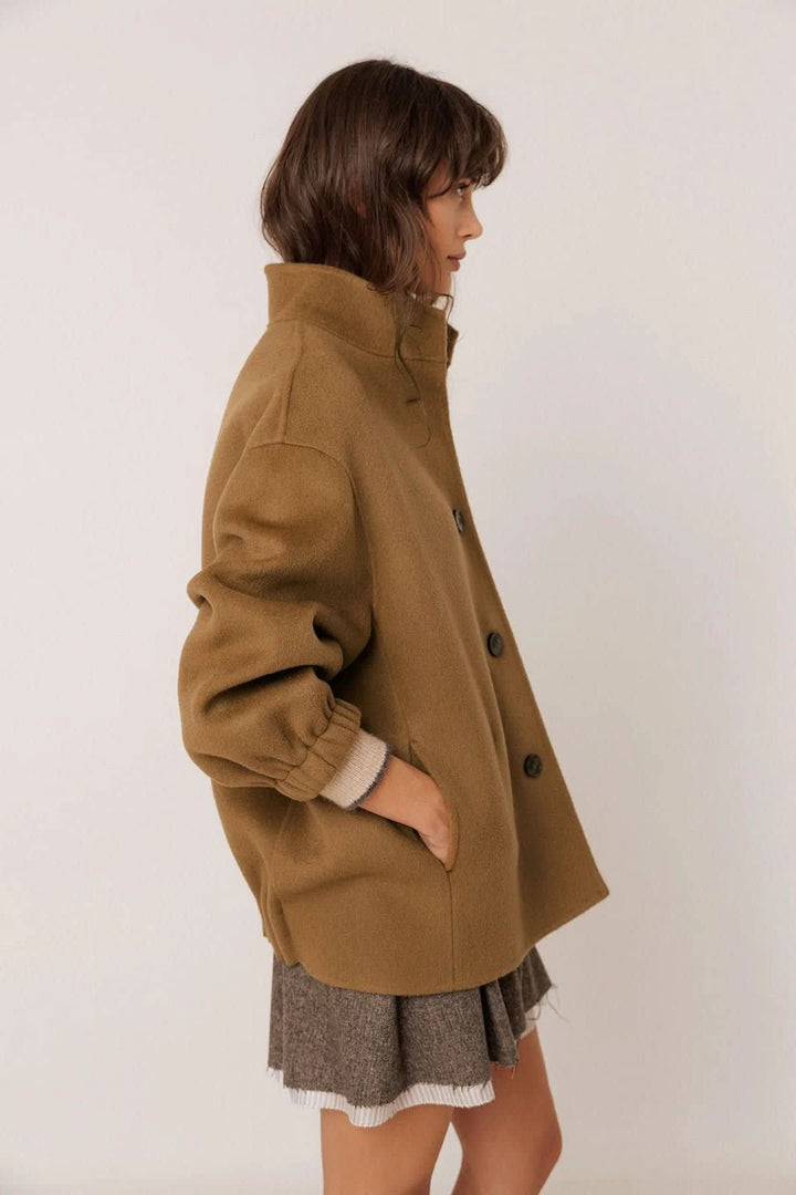 Manteau mi-long à col montant et manches bouffantes vue de face pour femme Indi &amp; cold