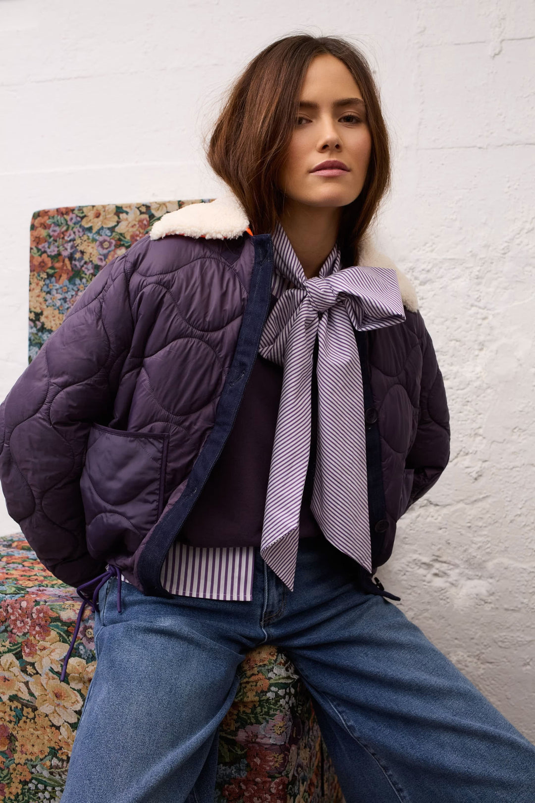 Vue de côté manteau réversible mattelassé pour femme bleu avec motif unique - Valérie Simon