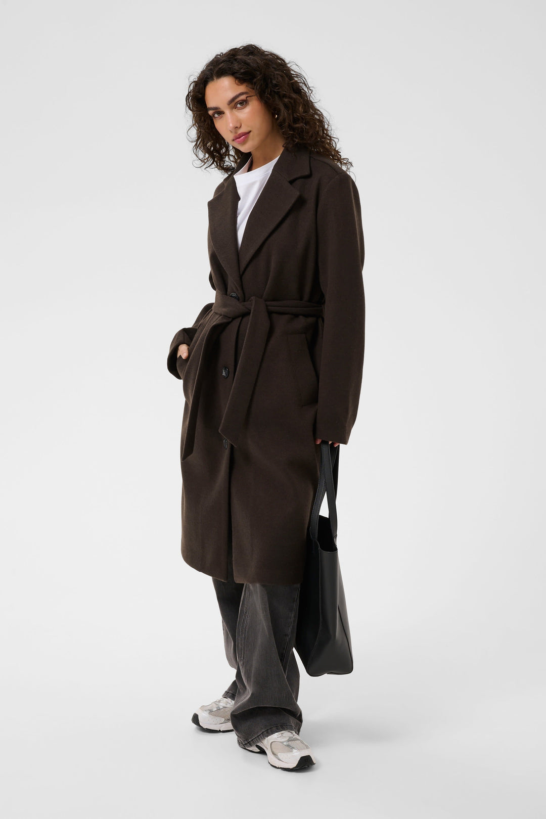 Vue de côté manteau ceinturé à double boutonnage Kaffe pour femme gris avec col large - Valérie Simon