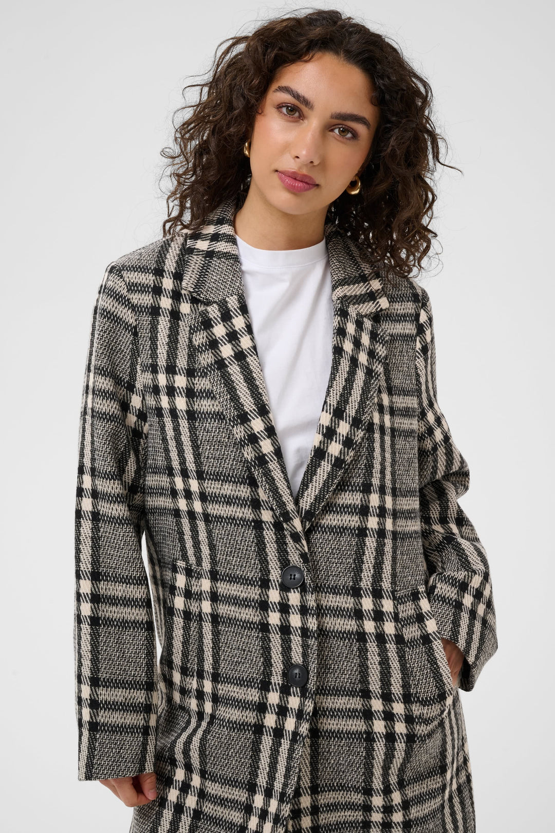 Vue de face manteau à carreaux Kaffe femme gris avec boutons marron porté par Valérie Simon