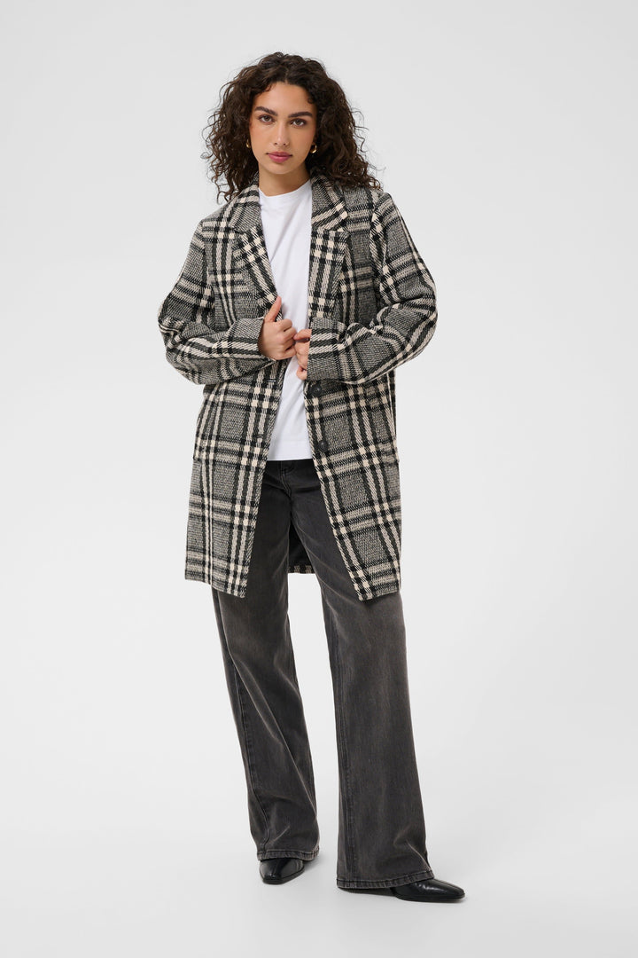 Vue de face manteau à carreaux Kaffe brun et blanc pour femme avec col large - Valérie Simon