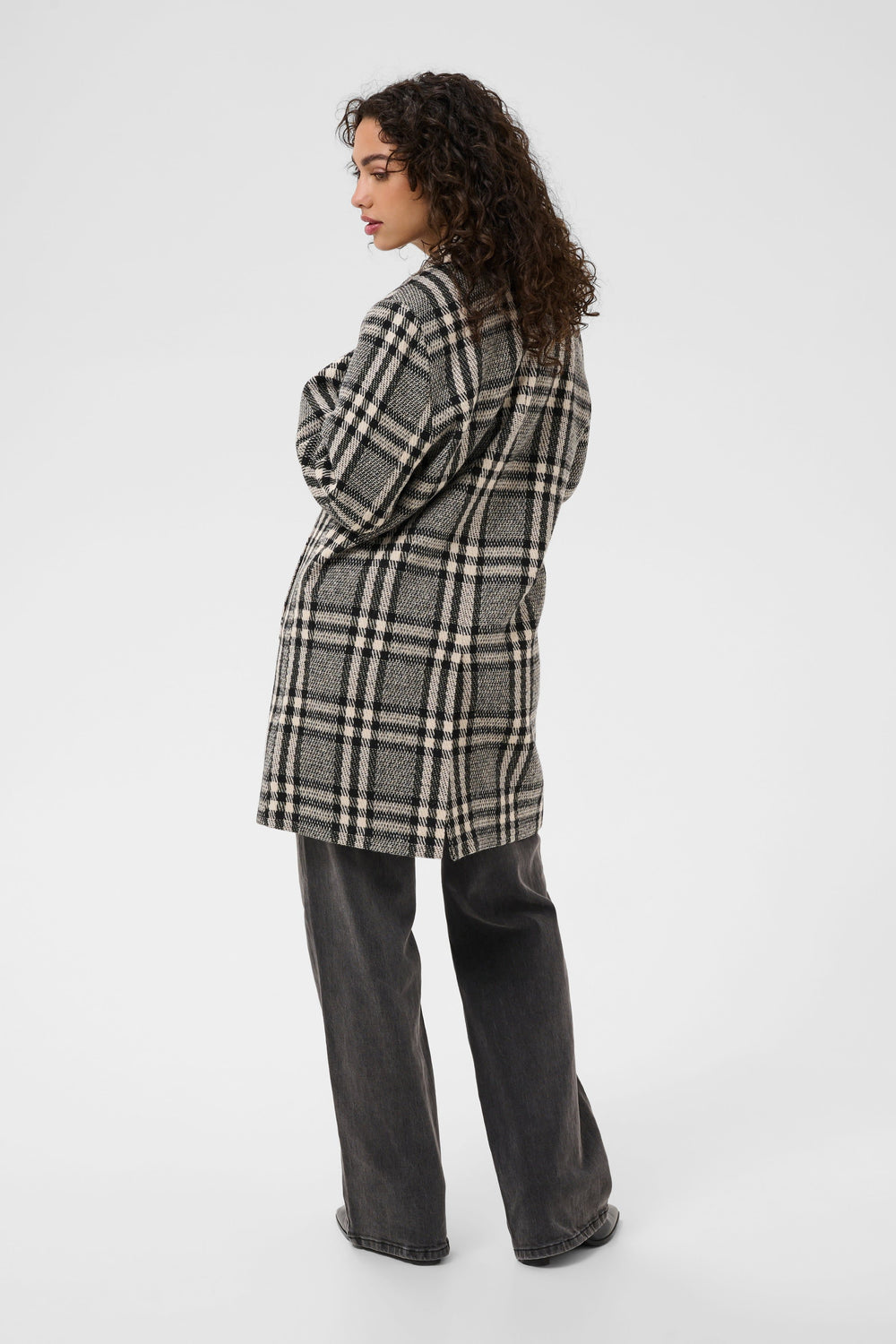 Vue de côté manteau à carreaux Kaffe pour femme marron avec poches visibles - Valérie Simon