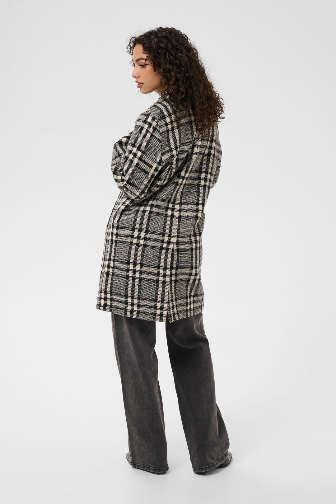 Vue de côté manteau à carreaux Kaffe pour femme marron avec poches visibles - Valérie Simon