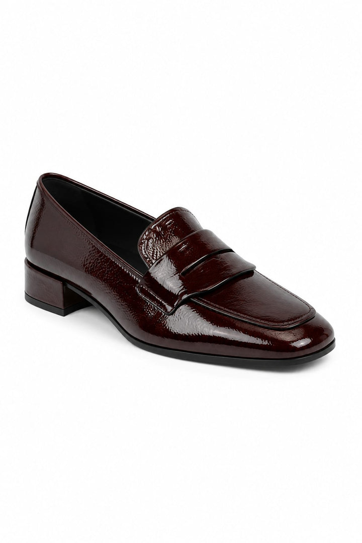Mocassins vernis noirs à petit talon vue de côté pour femme Gabor