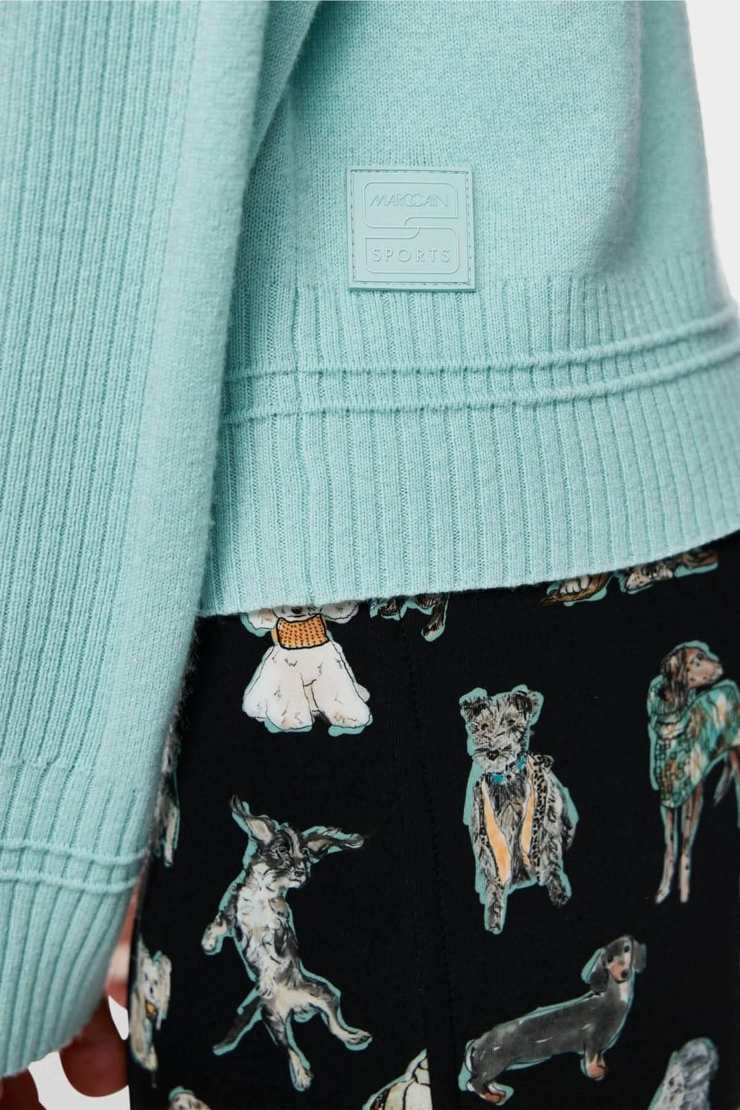 Chandail manches longues bleu avec détail côtelé et finitions de qualité.