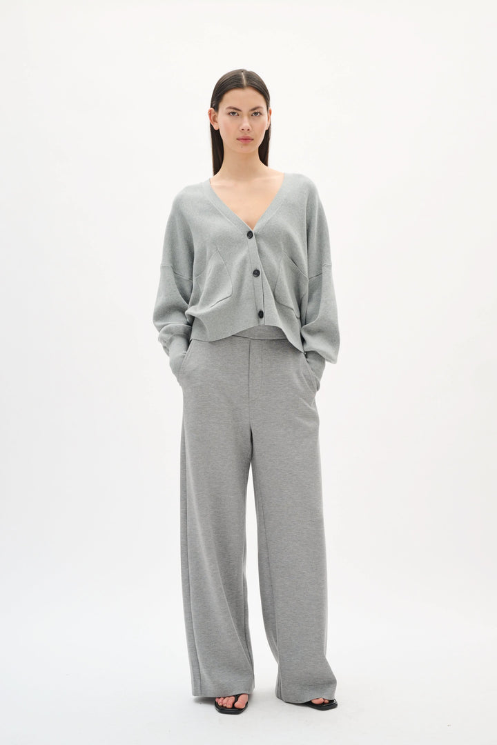 Cardigan Tenley gris à encolure en V, style décontracté avec pantalon fluide, look moderne et cosy.