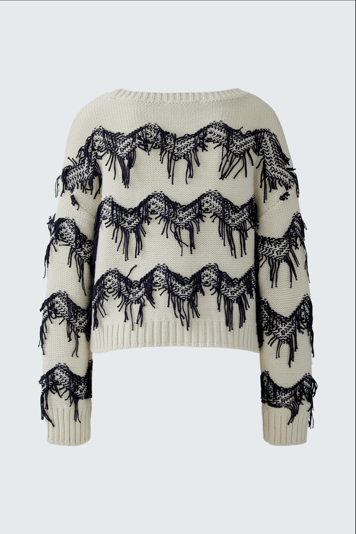 Tricot motif zigzag avec franges texturées, coupe carrée et encolure sous-marine, couleur crème et navy.