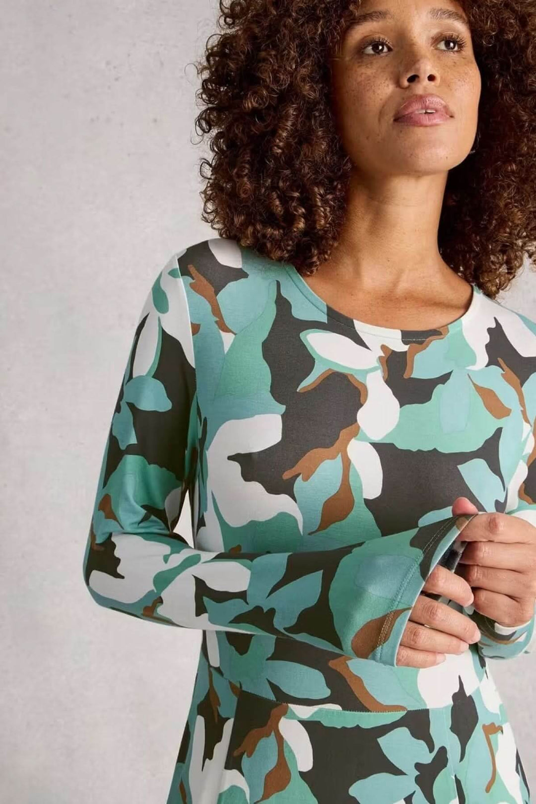 Madeline Dress with a round neckline and long sleeves, made of jersey