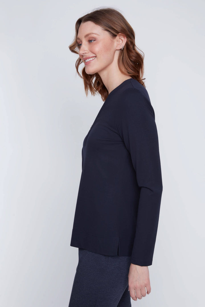 Chandail à manches longues encolure en V zippée, coupe droite, tissu extensible pour confort et style.