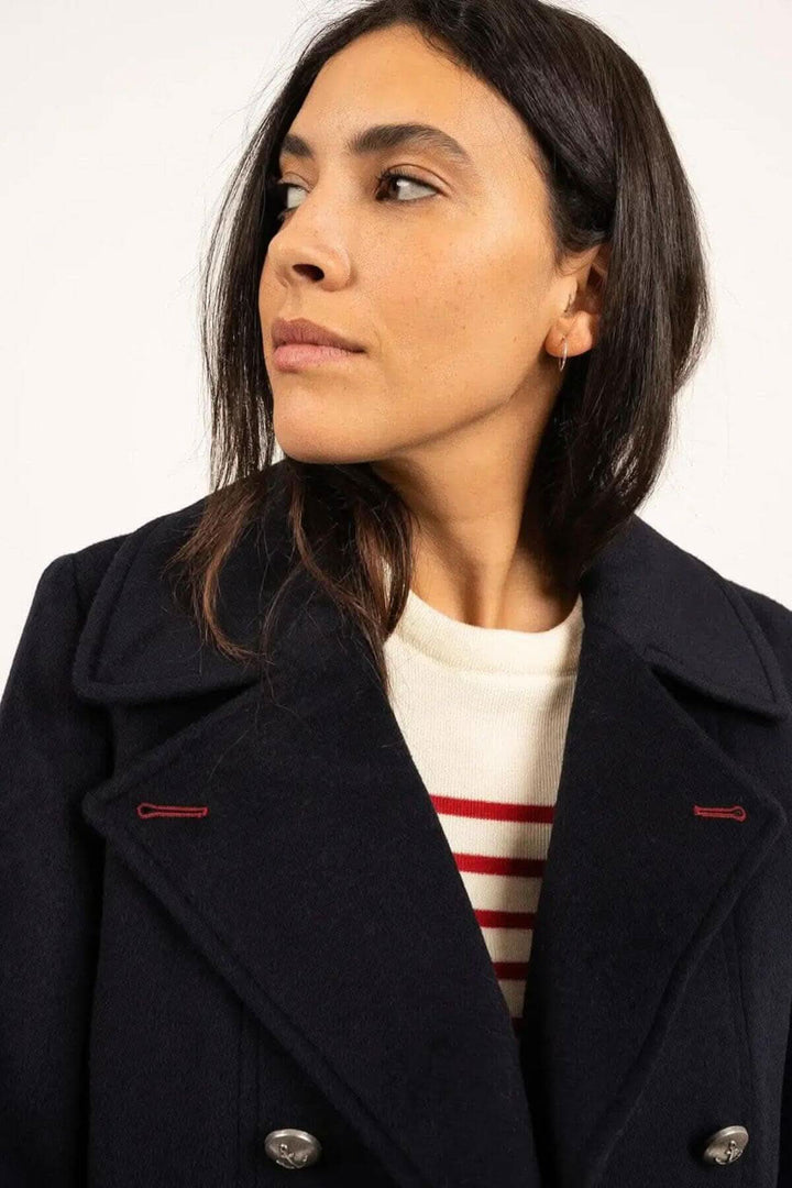 Manteau Briac en style caban avec col cranté et double boutonnage, porté par une modèle.